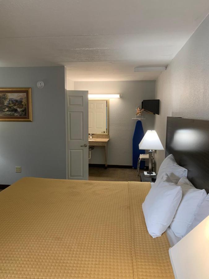 King Room - Mobility Access/Non-Smoking at Pigeon Forge Parkway Inn