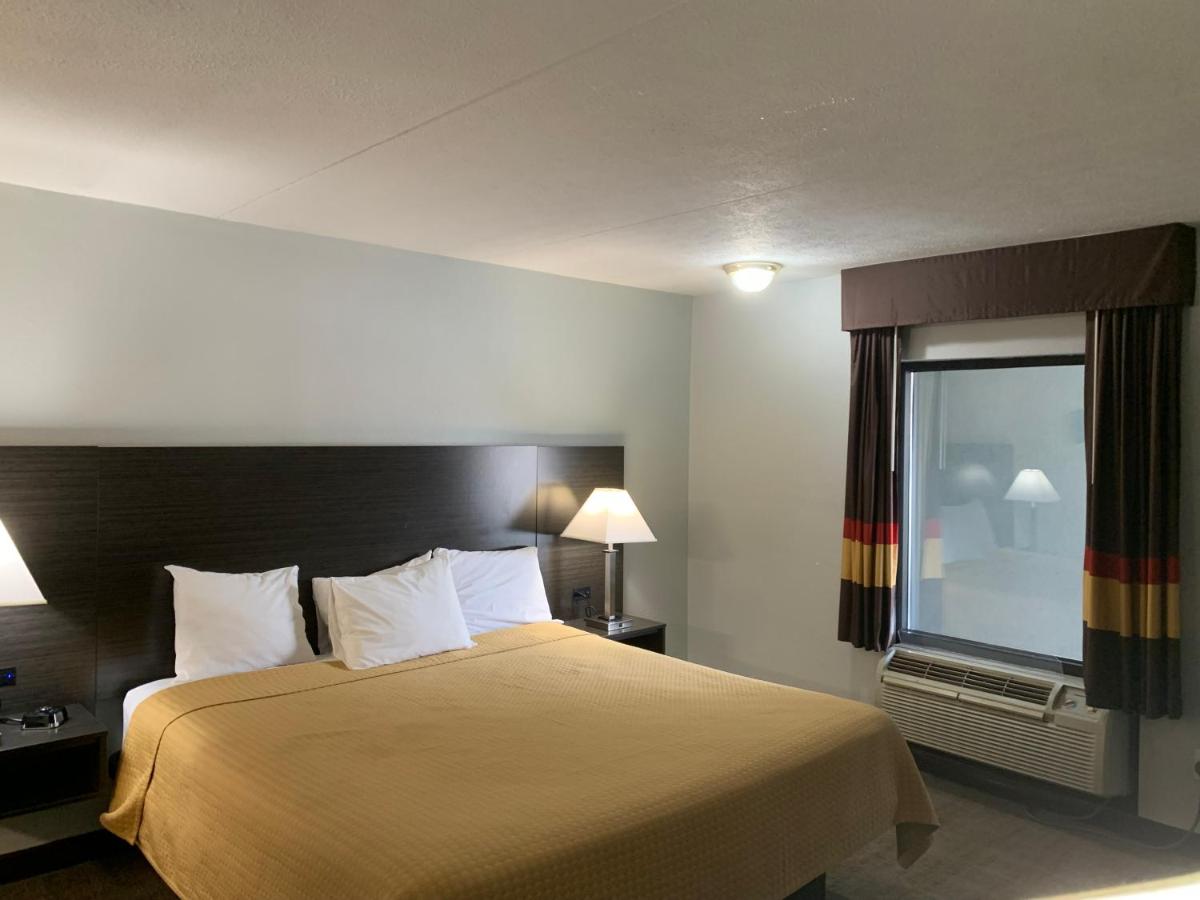 King Room - Mobility Access/Non-Smoking at Pigeon Forge Parkway Inn