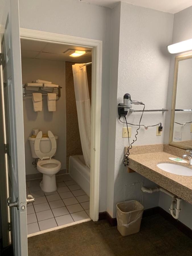 King Room - Mobility Access/Non-Smoking at Pigeon Forge Parkway Inn