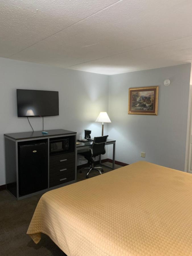 King Room - Mobility Access/Non-Smoking at Pigeon Forge Parkway Inn