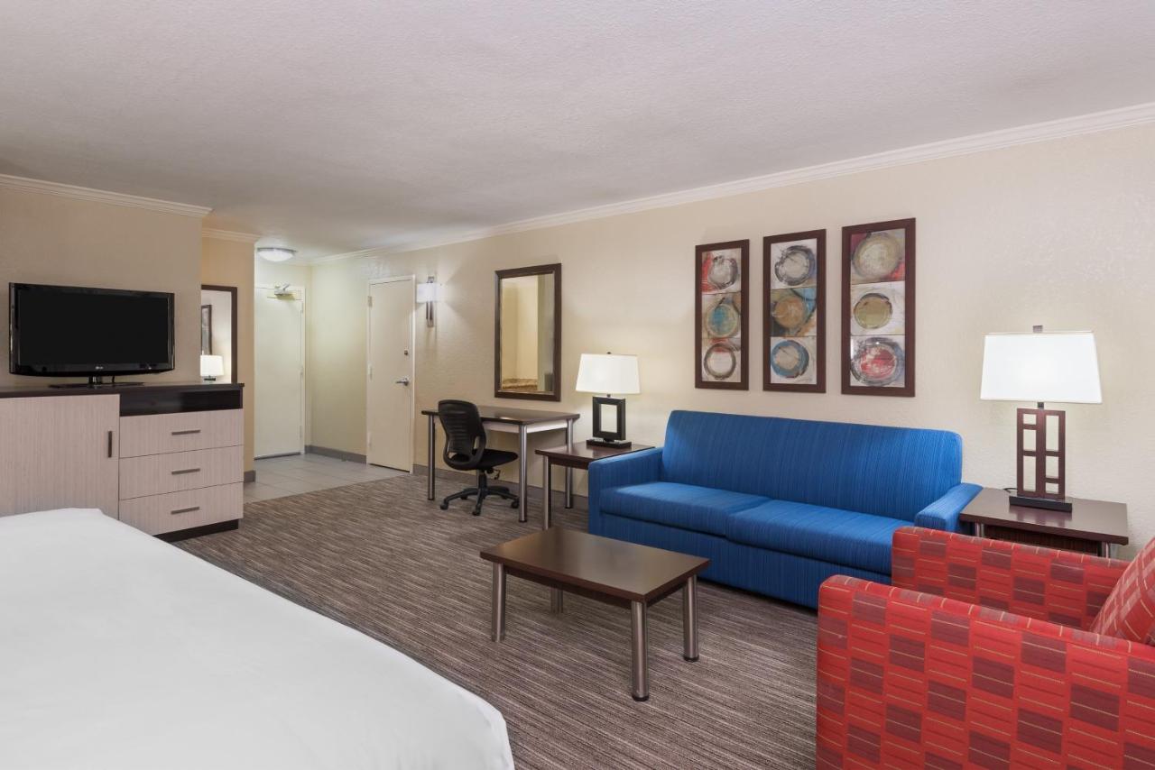 | Holiday Inn Express Hotel & Suites Ft. Lauderdale-Plantation, an IHG Hotel