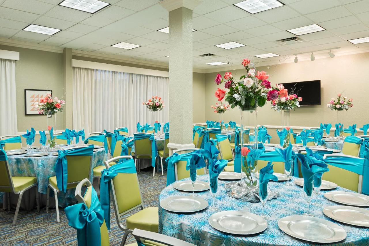 | Holiday Inn Express Hotel & Suites Ft. Lauderdale-Plantation, an IHG Hotel