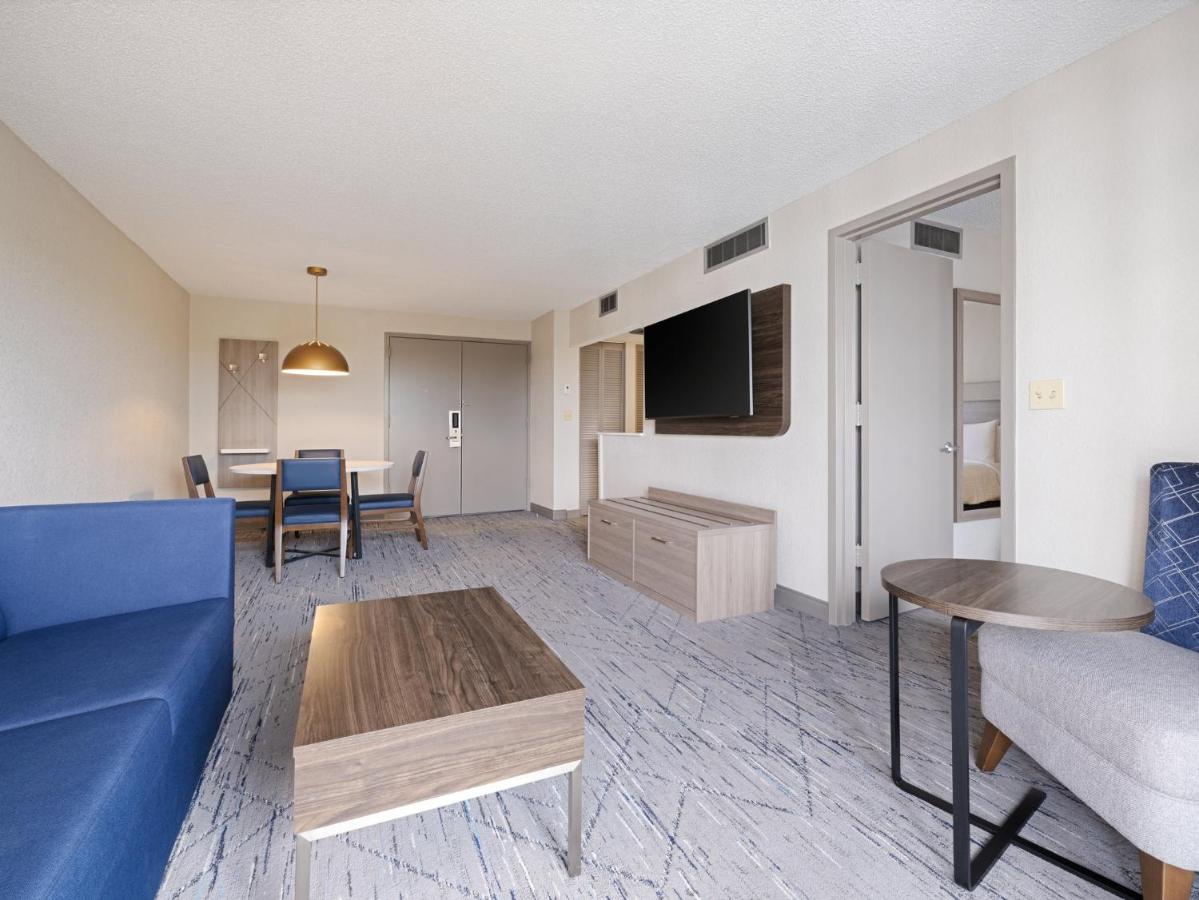 | Holiday Inn Express Hotel & Suites Ft. Lauderdale-Plantation, an IHG Hotel