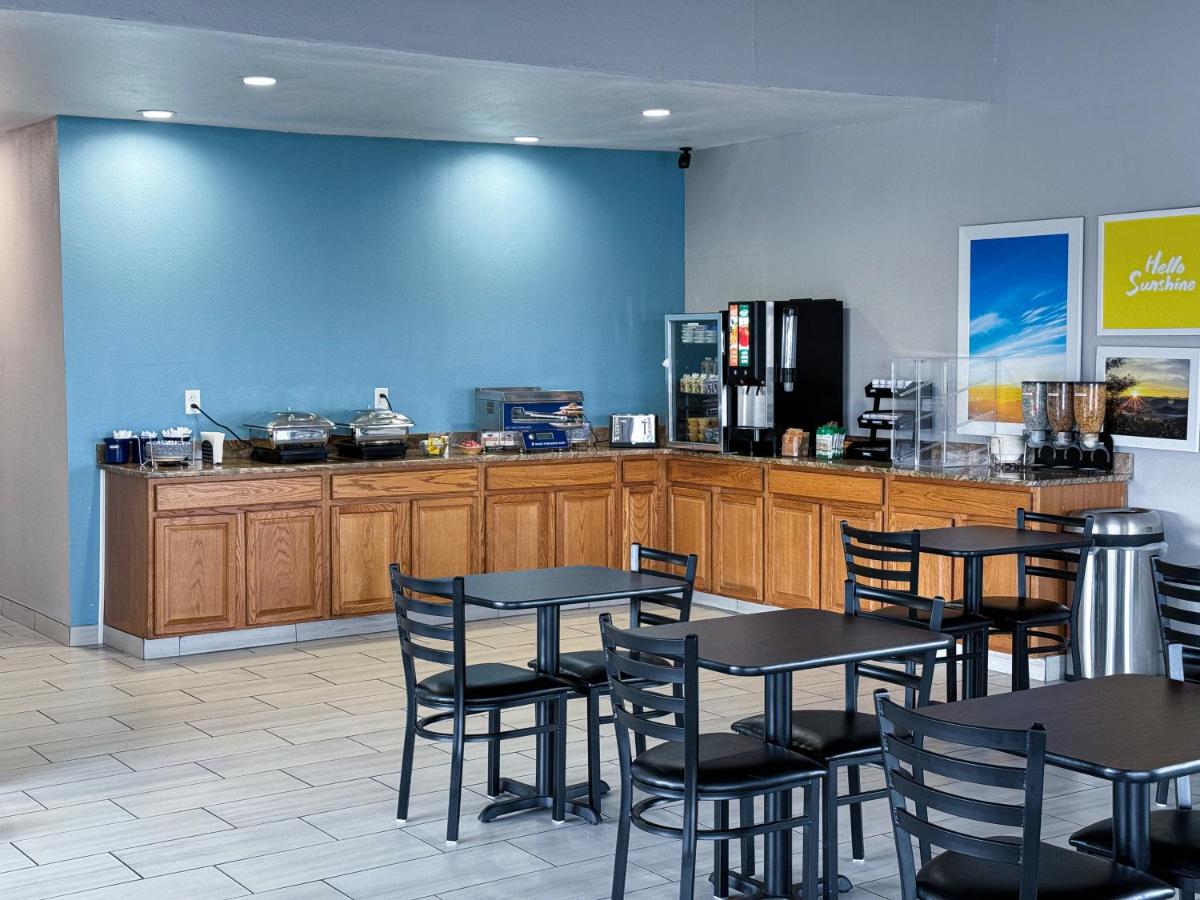 | Days Inn & Suites by Wyndham Santa Rosa