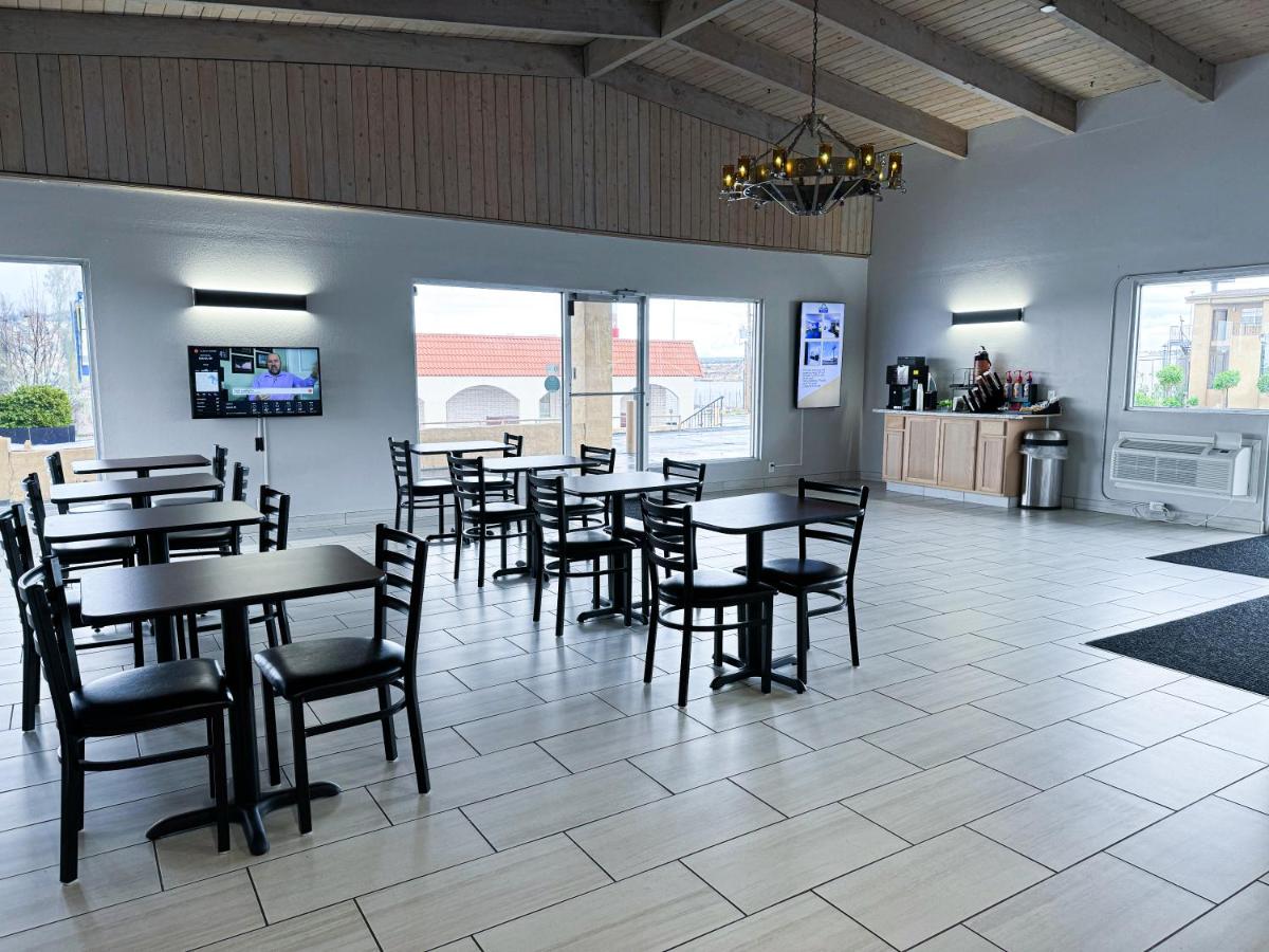 | Days Inn & Suites by Wyndham Santa Rosa