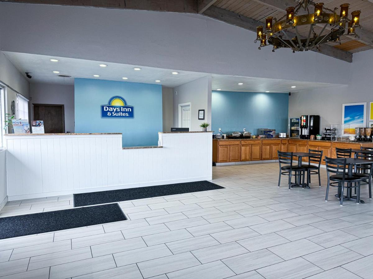 | Days Inn & Suites by Wyndham Santa Rosa