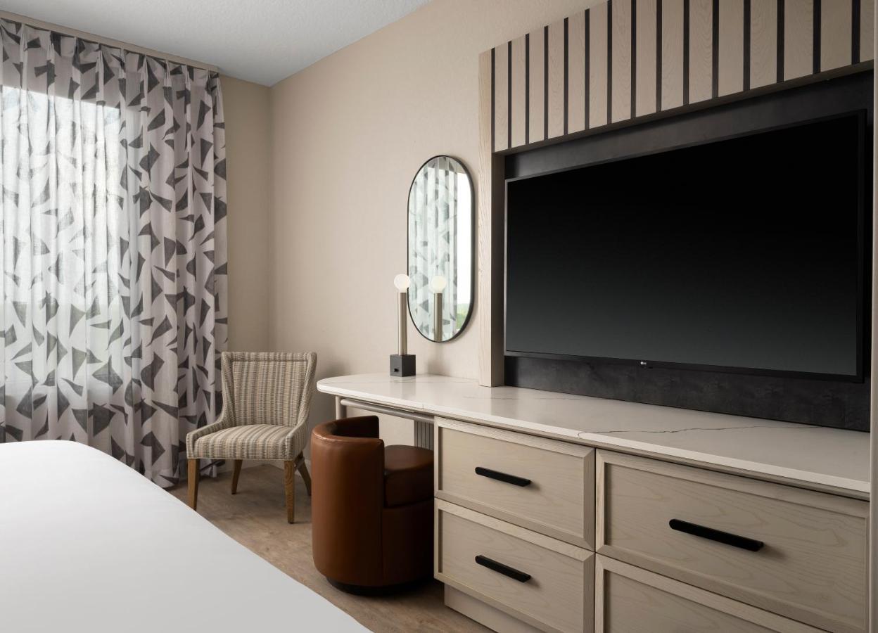 Queen Suite with Pool View at Caribe Royale Orlando, WorldHotels Elite