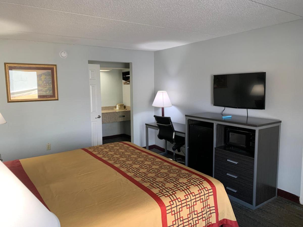 Deluxe King Room - Non-Smoking at Pigeon Forge Parkway Inn