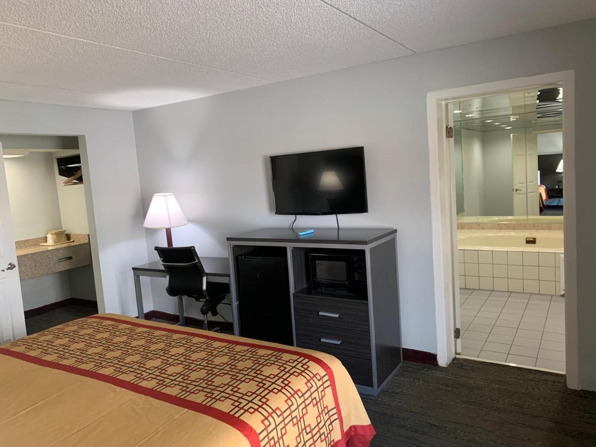 Deluxe King Room - Non-Smoking at Pigeon Forge Parkway Inn