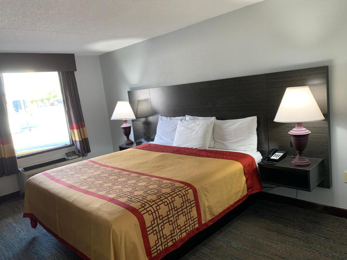 Deluxe King Room - Non-Smoking at Pigeon Forge Parkway Inn