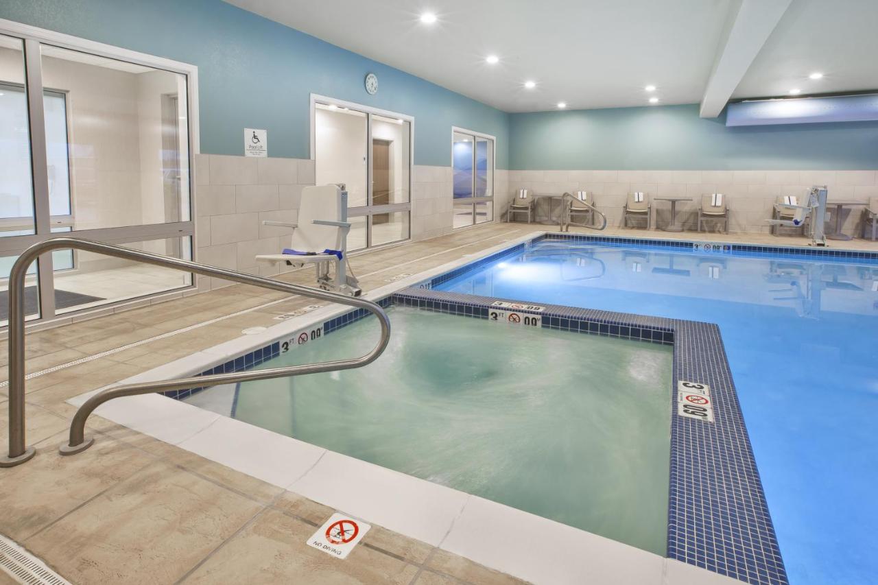 | Holiday Inn Express & Suites - Parkersburg East, an IHG Hotel