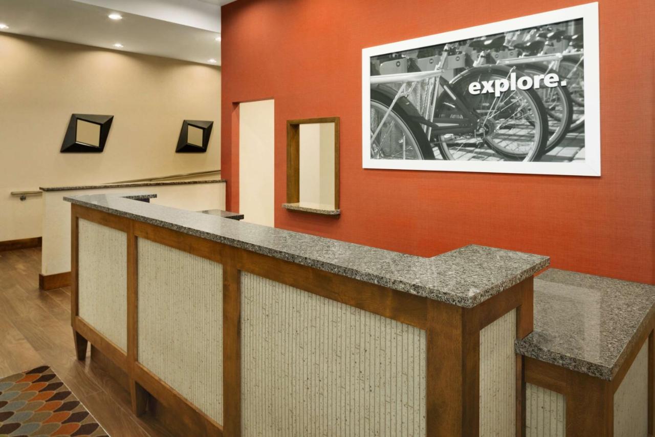  | Hampton Inn and Suites Clayton/St. Louis-Galleria Area