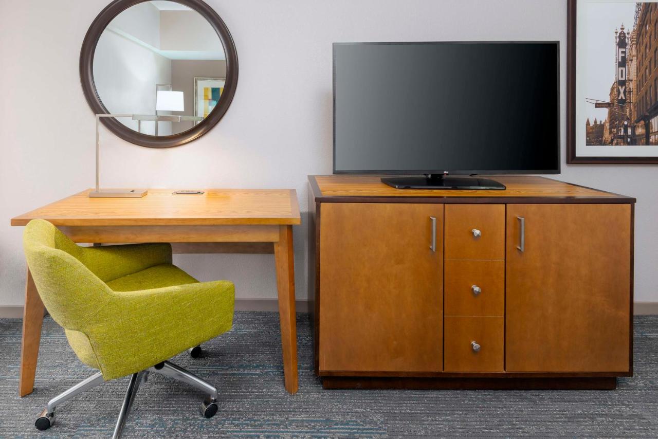  | Hampton Inn and Suites Clayton/St. Louis-Galleria Area