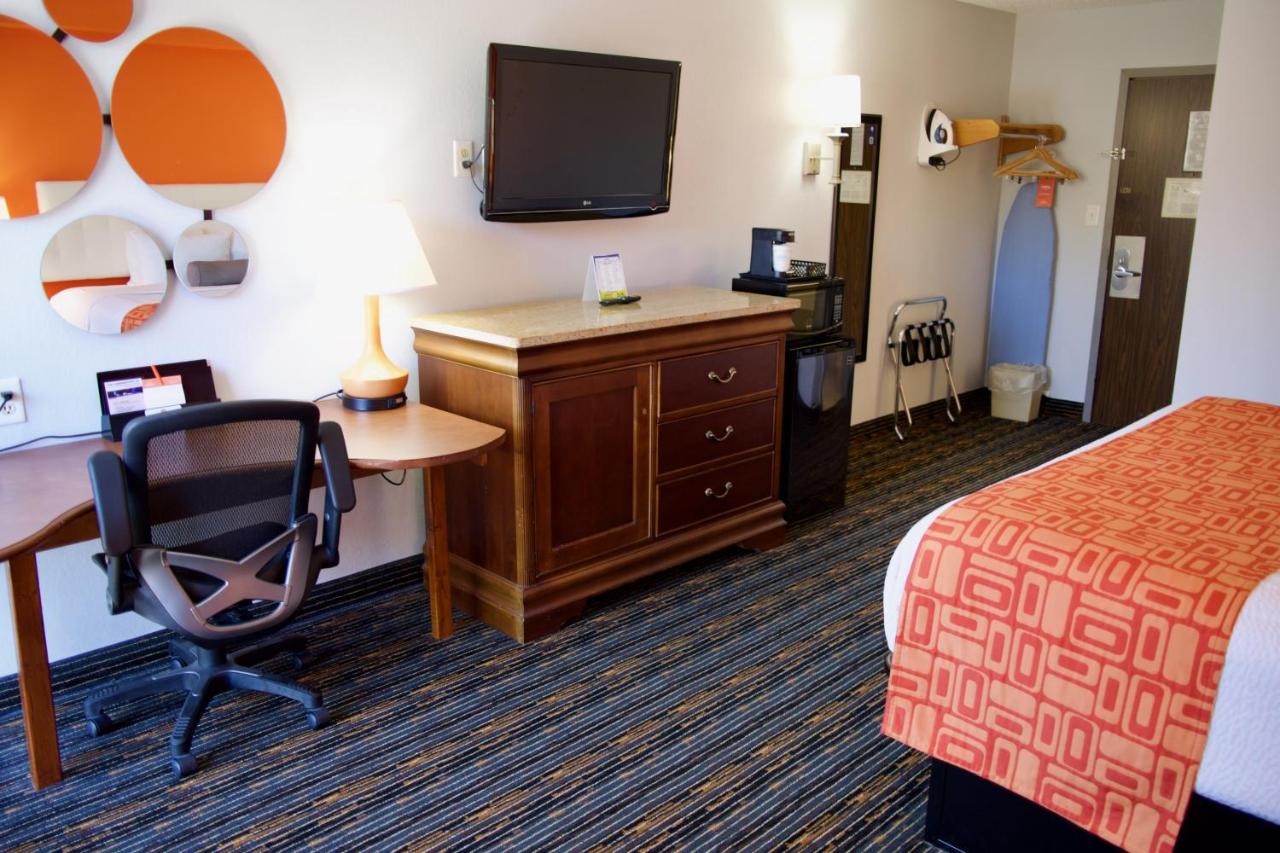 King Room - Non-Smoking at Howard Johnson by Wyndham Lexington