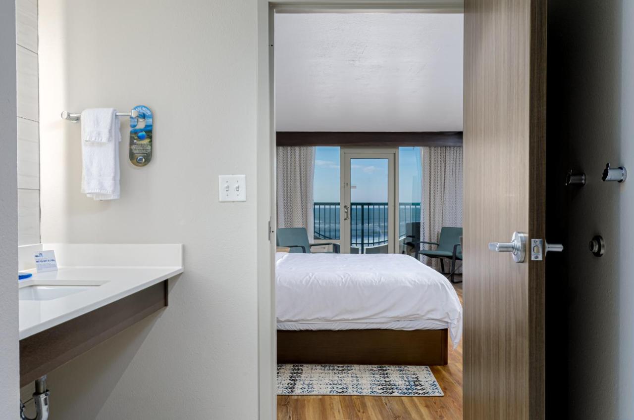 Deluxe King Room with Accessible Roll-In Shower - Non-Smoking at Holiday Inn Express Pensacola Beach by IHG