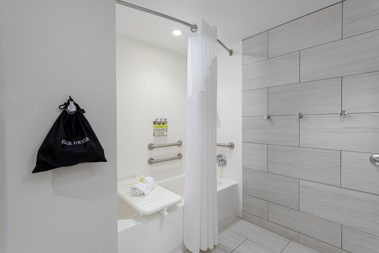 King Room with Mobility Accessible Tub - Non-Smoking at Holiday Inn Express Pensacola Beach by IHG