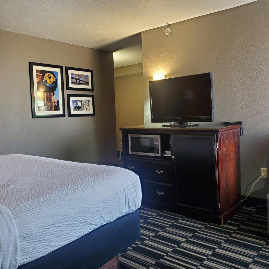King Room - Disability Access at La Quinta Inn & Suites by Wyndham Memphis Airport Graceland
