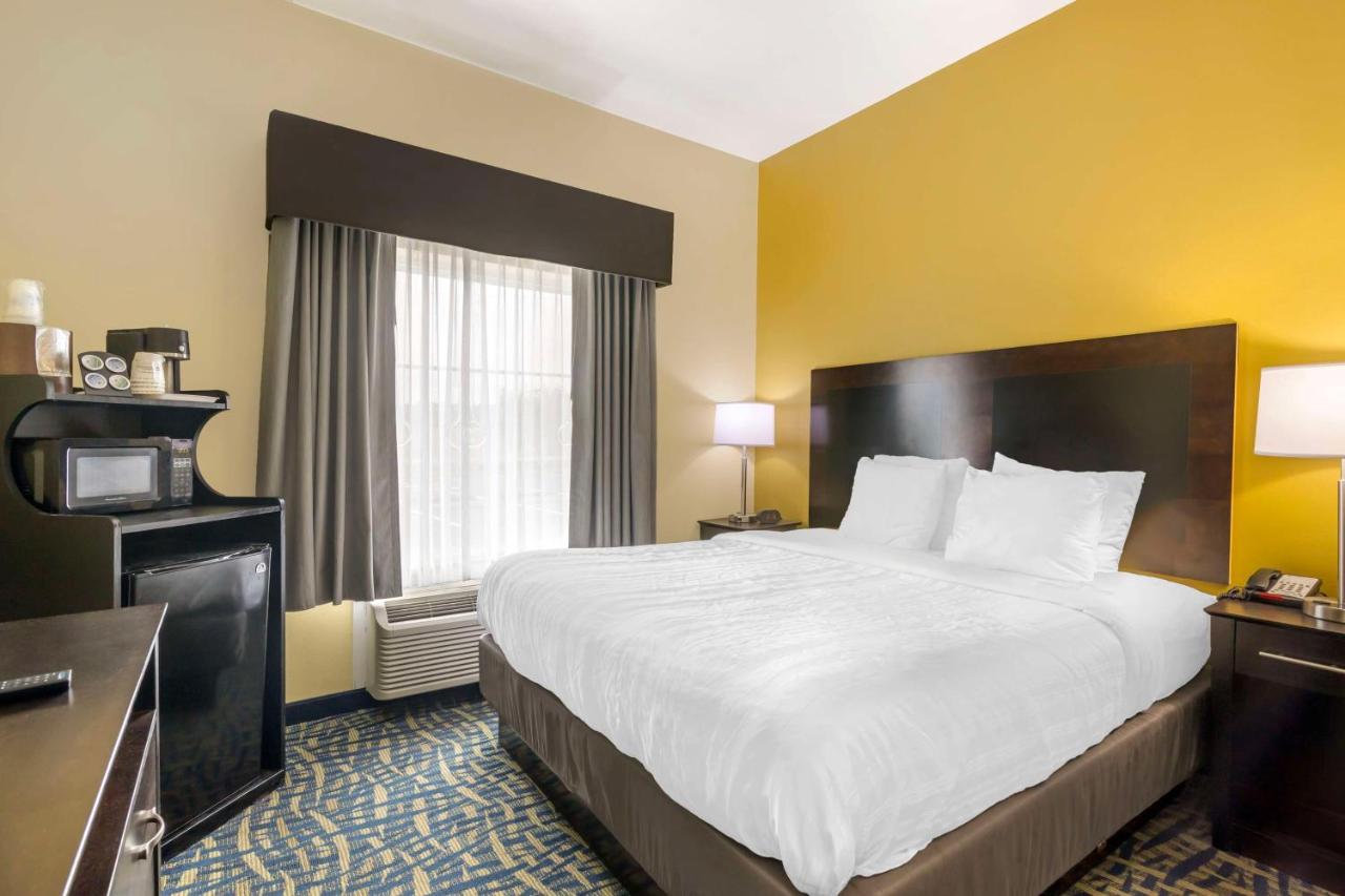 | Best Western Plus Brunswick Inn & Suites