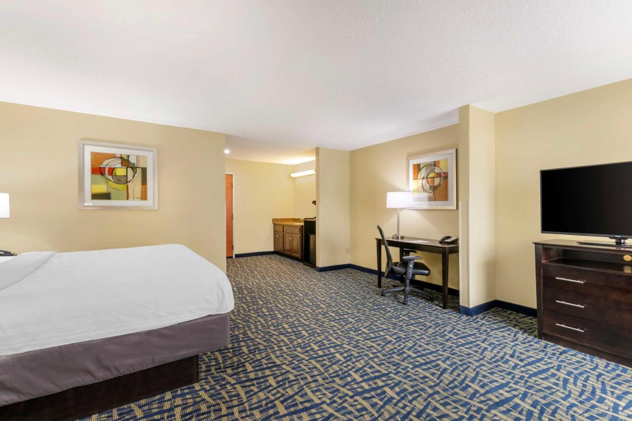 | Best Western Plus Brunswick Inn & Suites