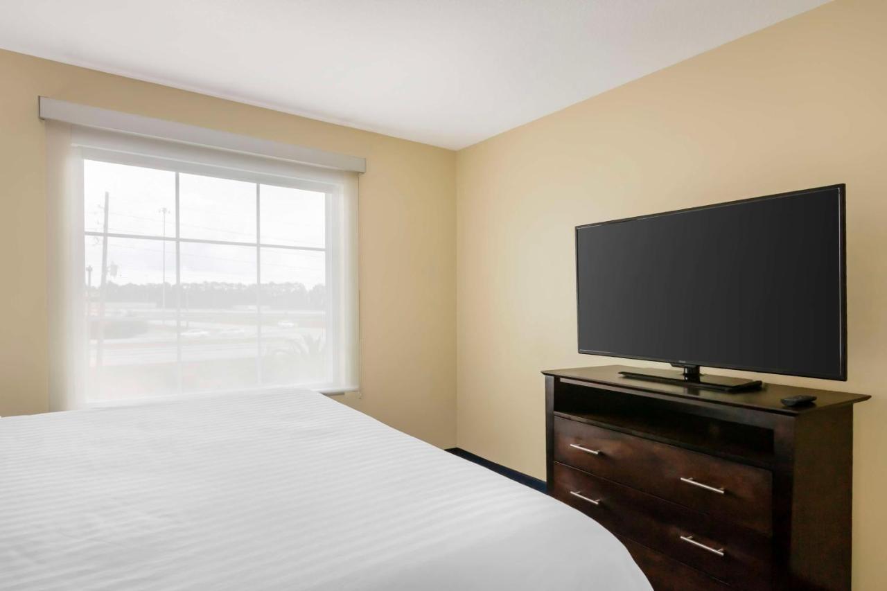 King Suite with Sofa Bed - Non-Smoking at Best Western Plus Brunswick Inn & Suites