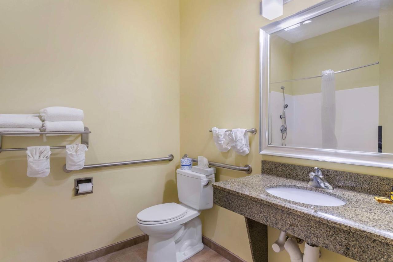 | Best Western Plus Brunswick Inn & Suites