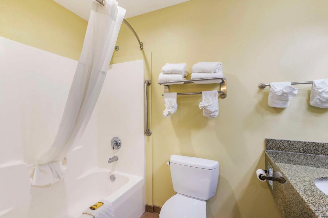 King Suite - Non-Smoking at Best Western Plus Brunswick Inn & Suites