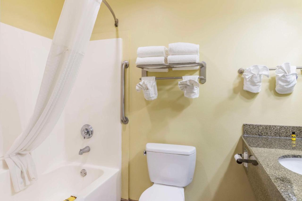 King Room with Sofa Bed - Non-Smoking at Best Western Plus Brunswick Inn & Suites