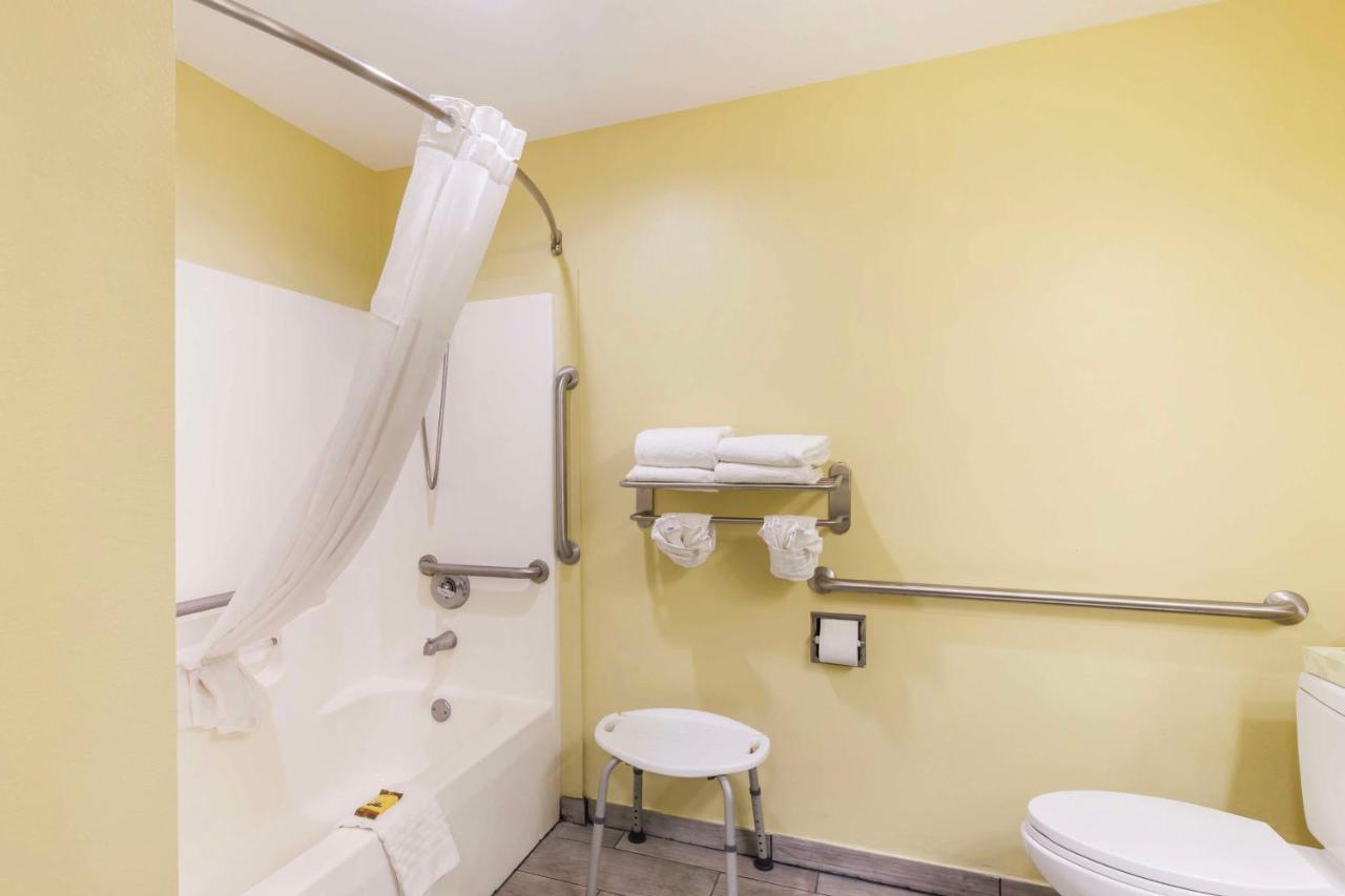 | Best Western Plus Brunswick Inn & Suites