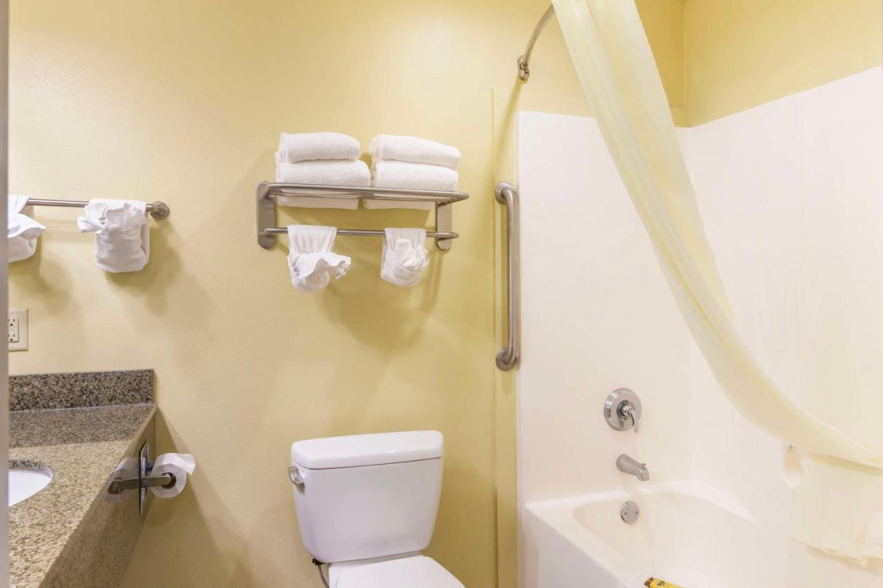 King Suite with Sofa Bed - Non-Smoking at Best Western Plus Brunswick Inn & Suites