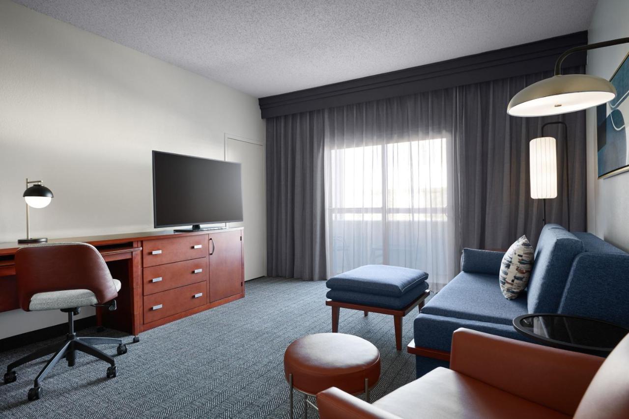  | Courtyard Kansas City Overland Park/Metcalf, South of College Boulevard