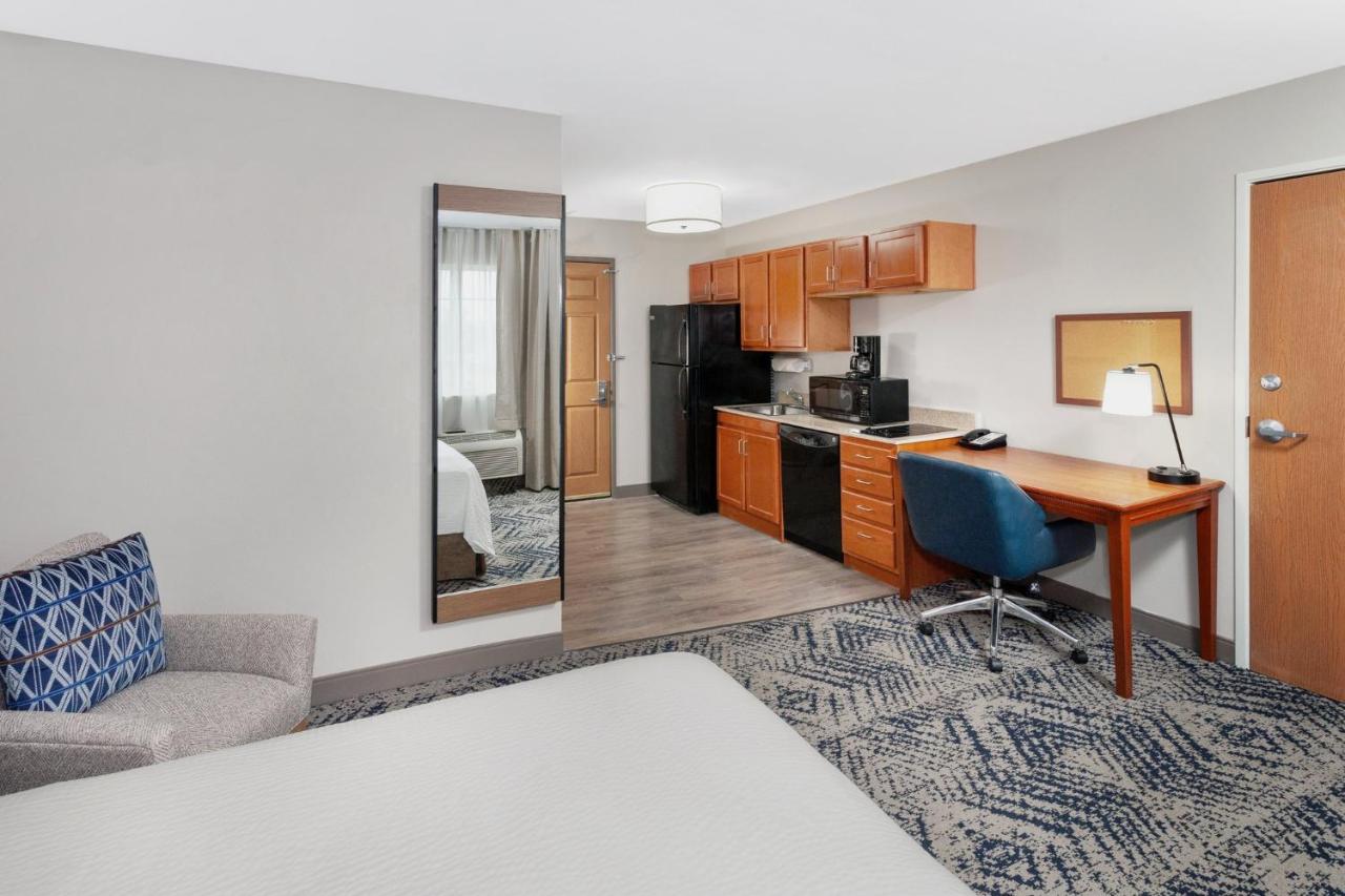 Queen Studio at Candlewood Suites Louisville North by IHG