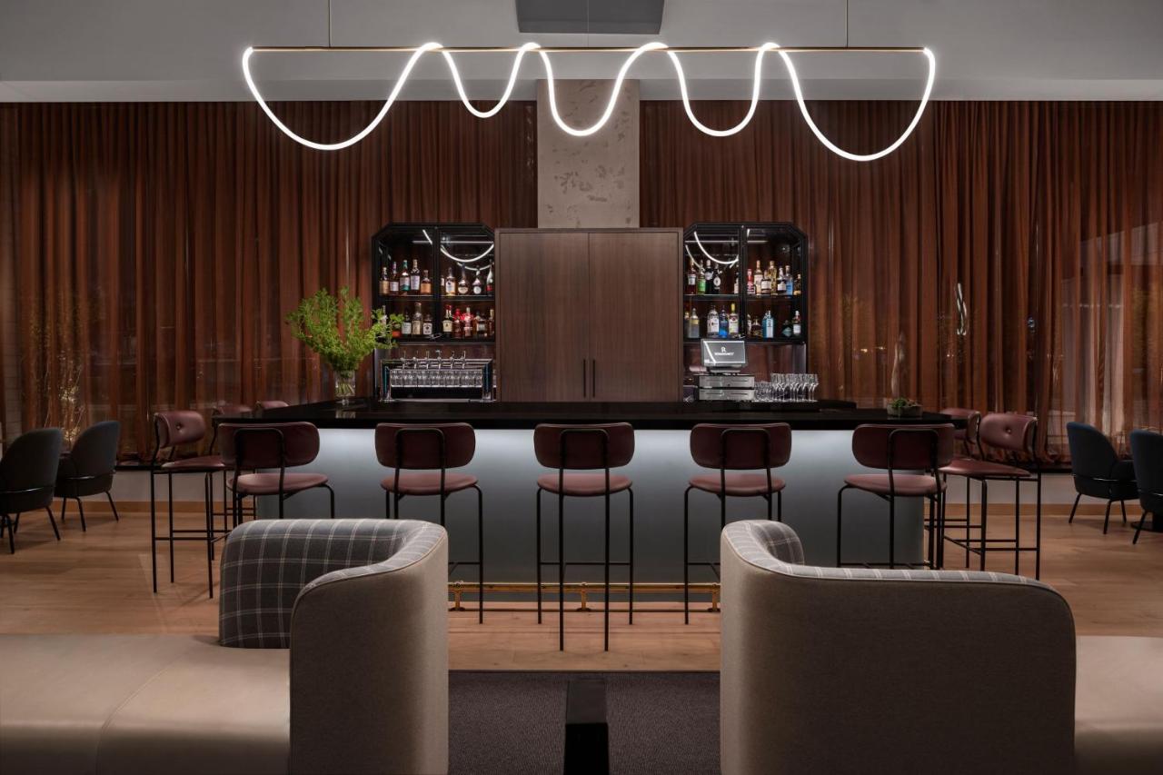 | Renaissance Milwaukee West Hotel