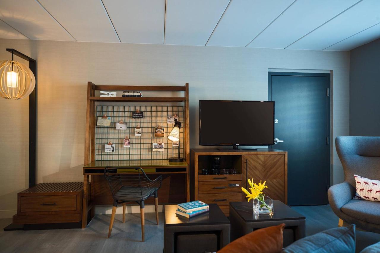 King Suite - Lounge Access at Renaissance Minneapolis Bloomington Hotel