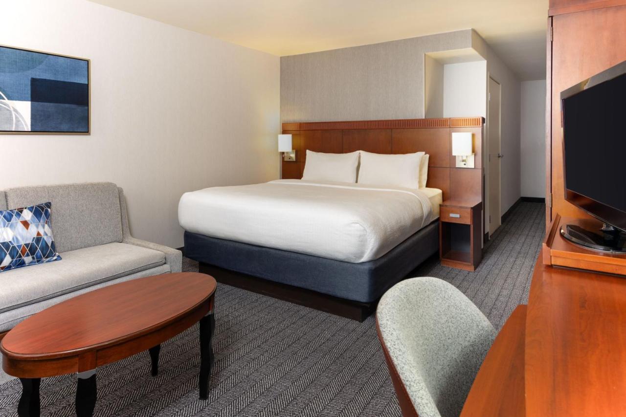 King Room with Sofa Bed at Courtyard by Marriott Ontario Rancho Cucamonga