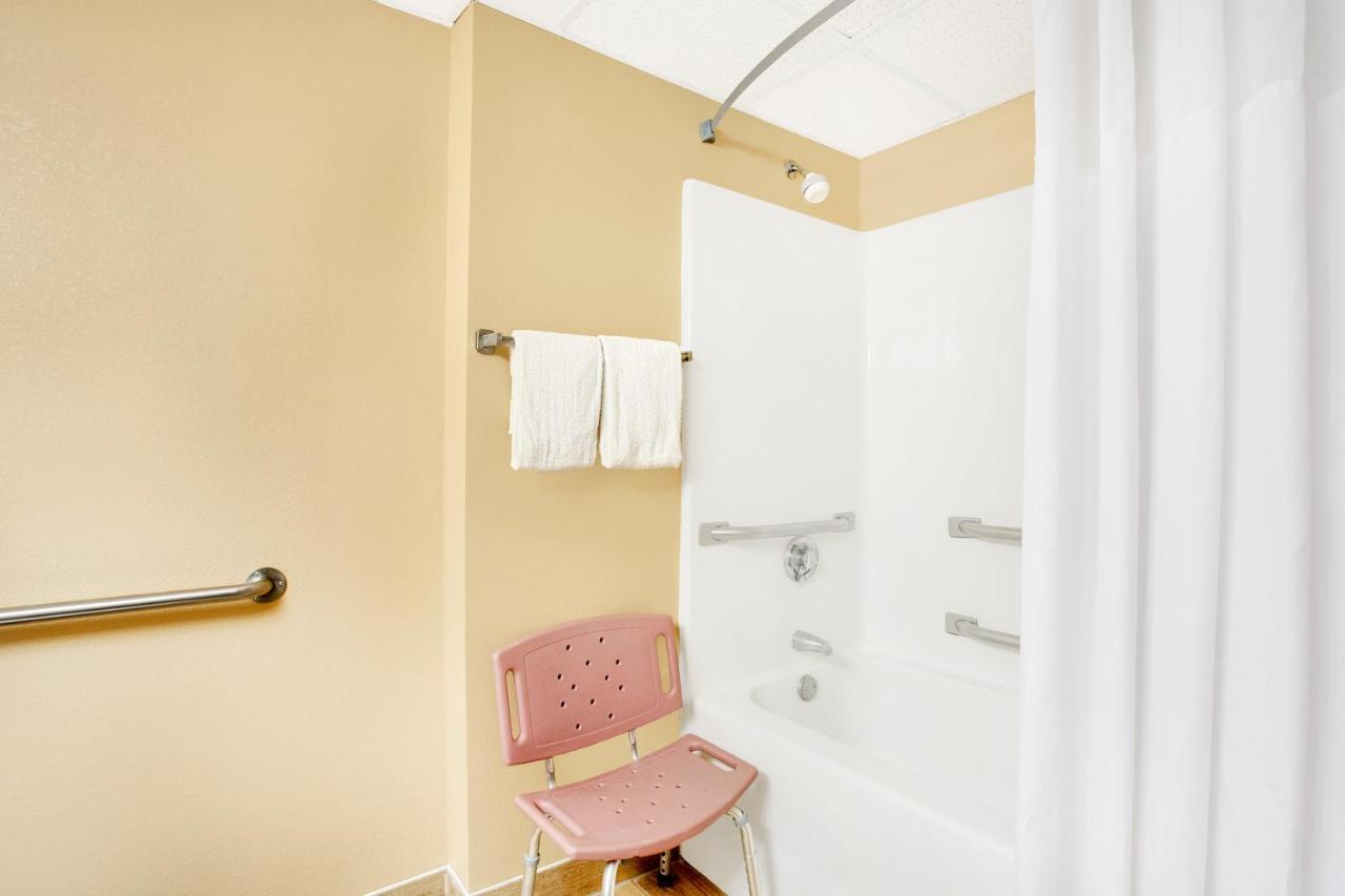 King Room - Disability Access/Non-Smoking at Days Inn by Wyndham Newport News City Center Oyster Point