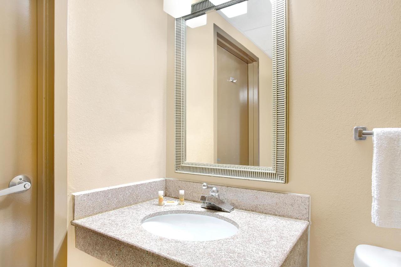 King Room - Disability Access/Non-Smoking at Days Inn by Wyndham Newport News City Center Oyster Point