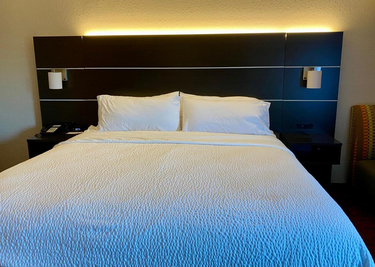 King Room - Mobility Access/Hearing Accessible at Holiday Inn Express Metropolis by IHG