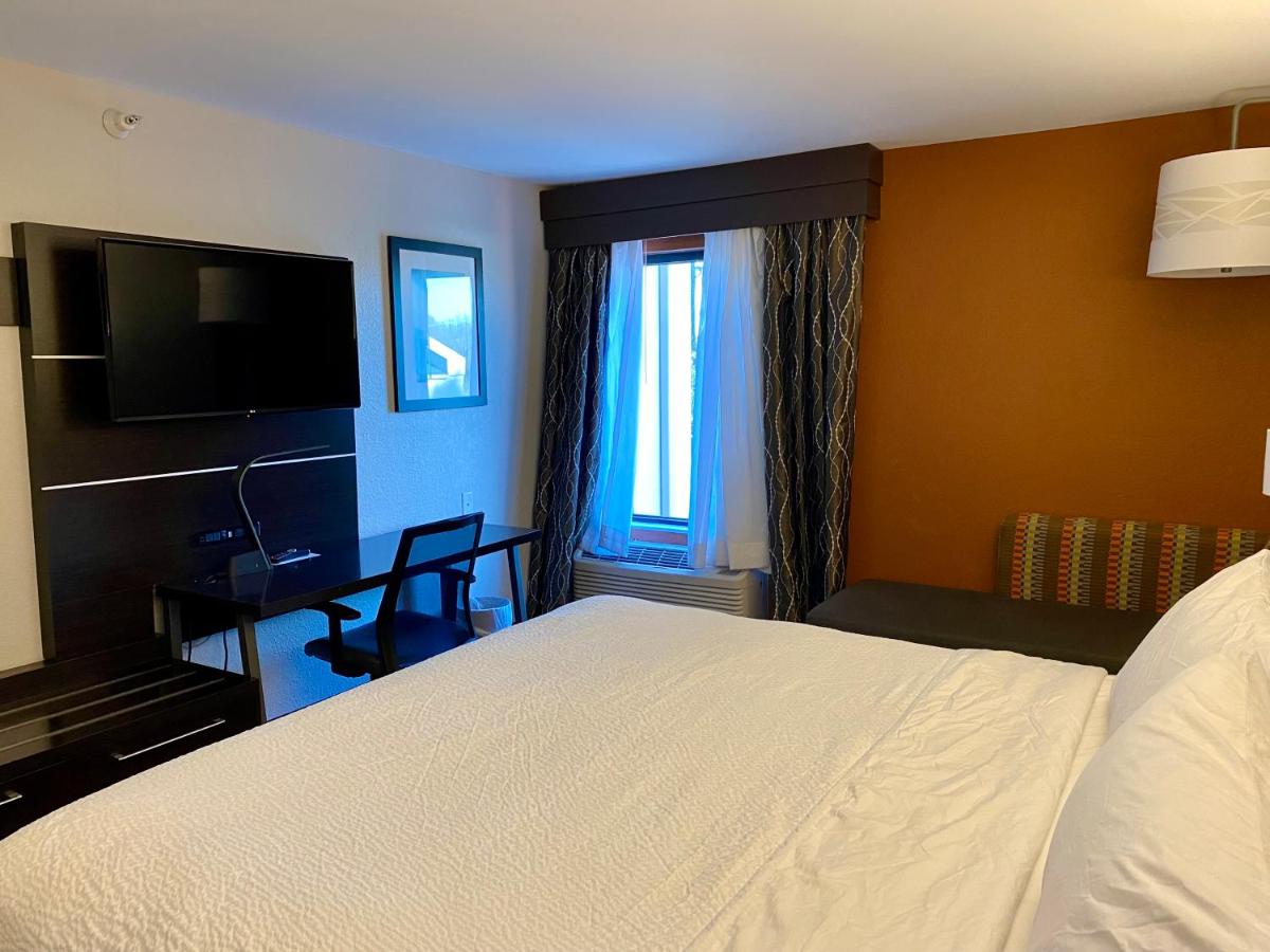 King Suite with Spa Bath - Non-Smoking at Holiday Inn Express Metropolis by IHG