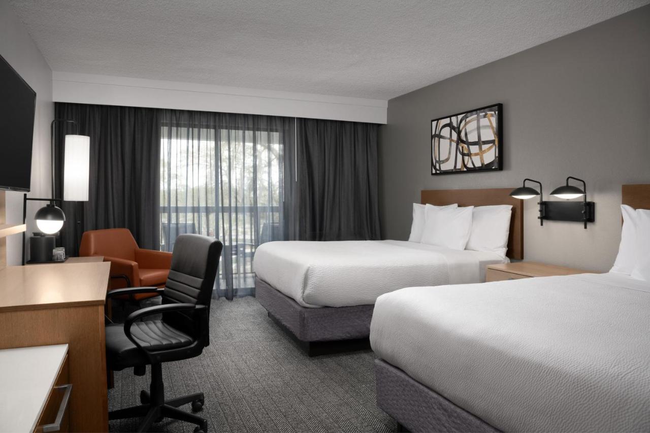 Queen Room with Two Queen Beds at Courtyard by Marriott Orlando East/UCF Area