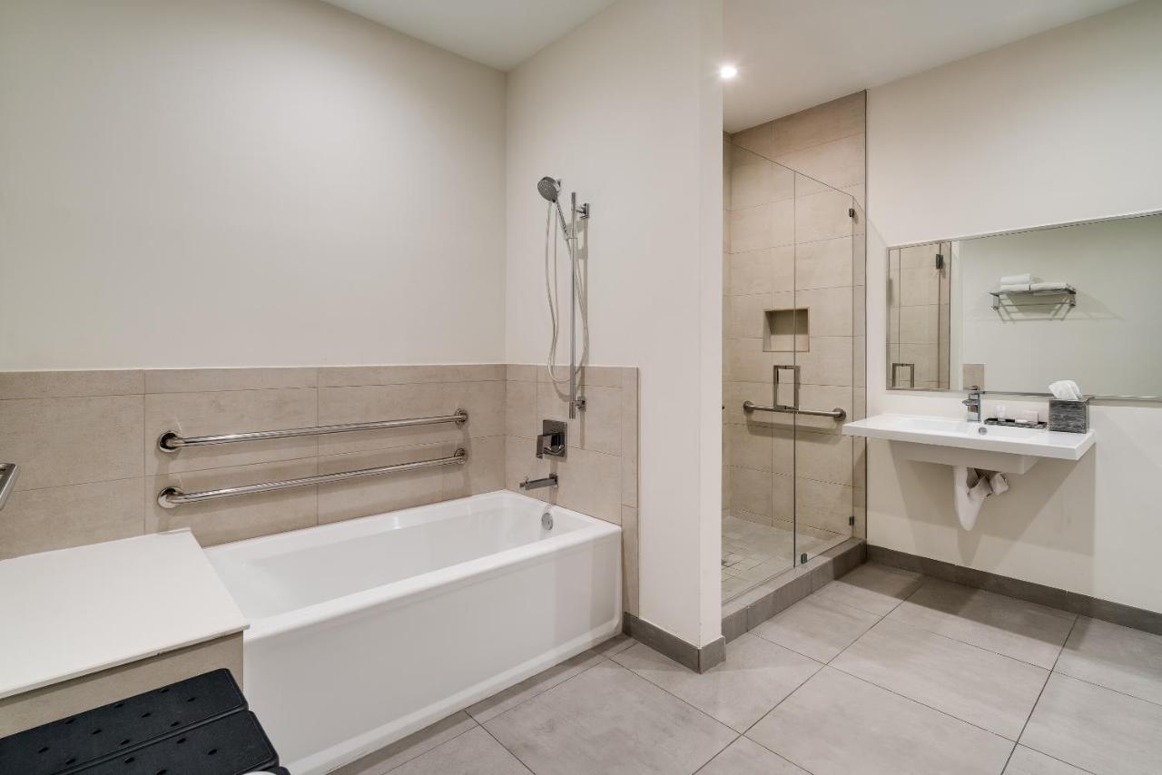 One-Bedroom King Suite - Disability Access/Non-Smoking at Costa Hollywood Beach Resort