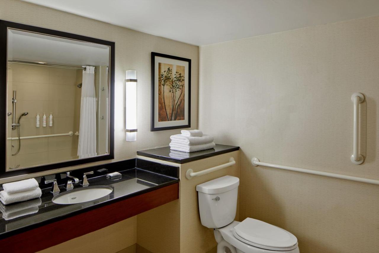 Double Room with Two Double Beds at Detroit Metro Airport Marriott