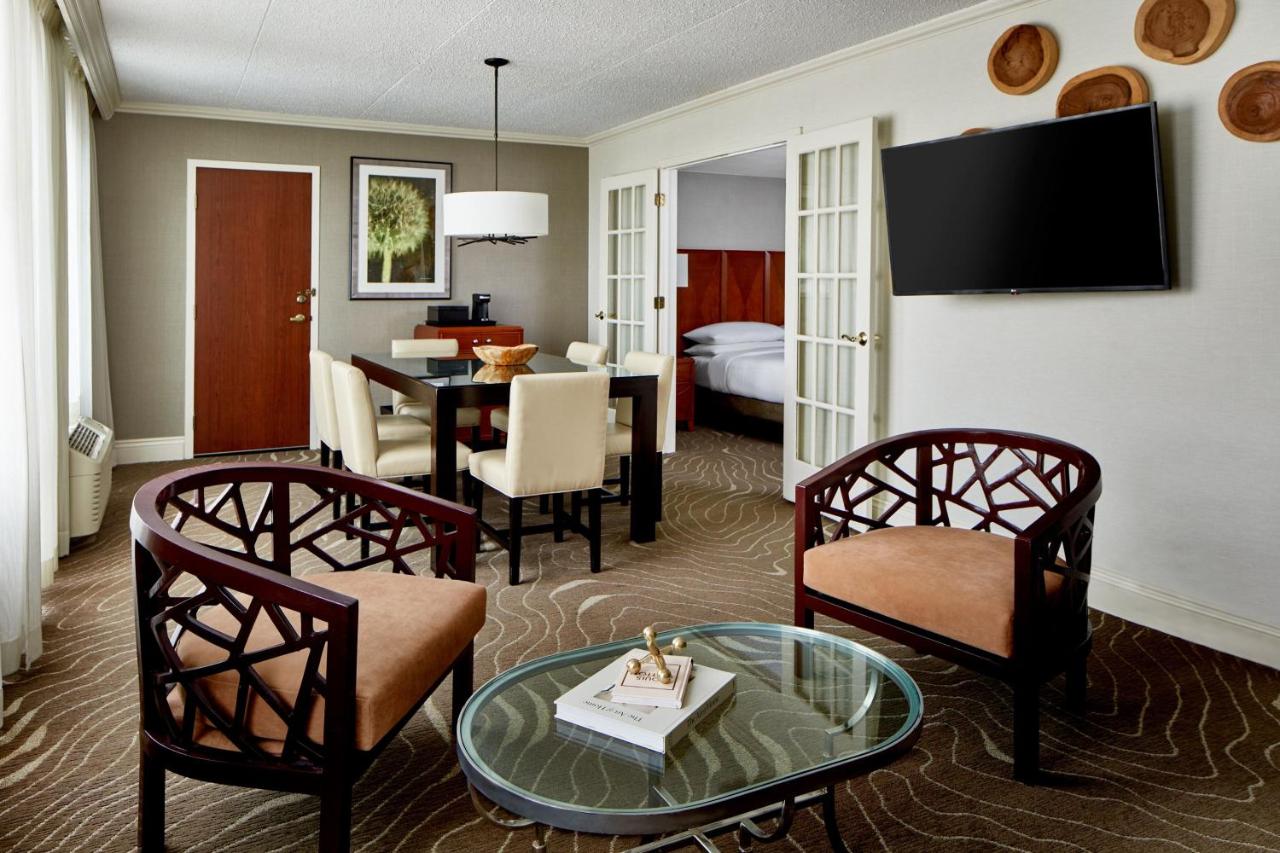 Executive Suite, Concierge level, 1 Bedroom Executive Suite at Detroit Metro Airport Marriott