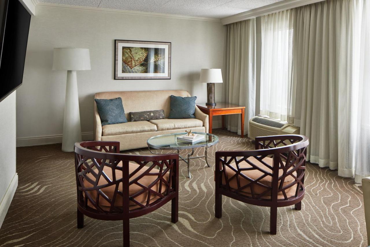 Executive Suite, Concierge level, 1 Bedroom Executive Suite at Detroit Metro Airport Marriott