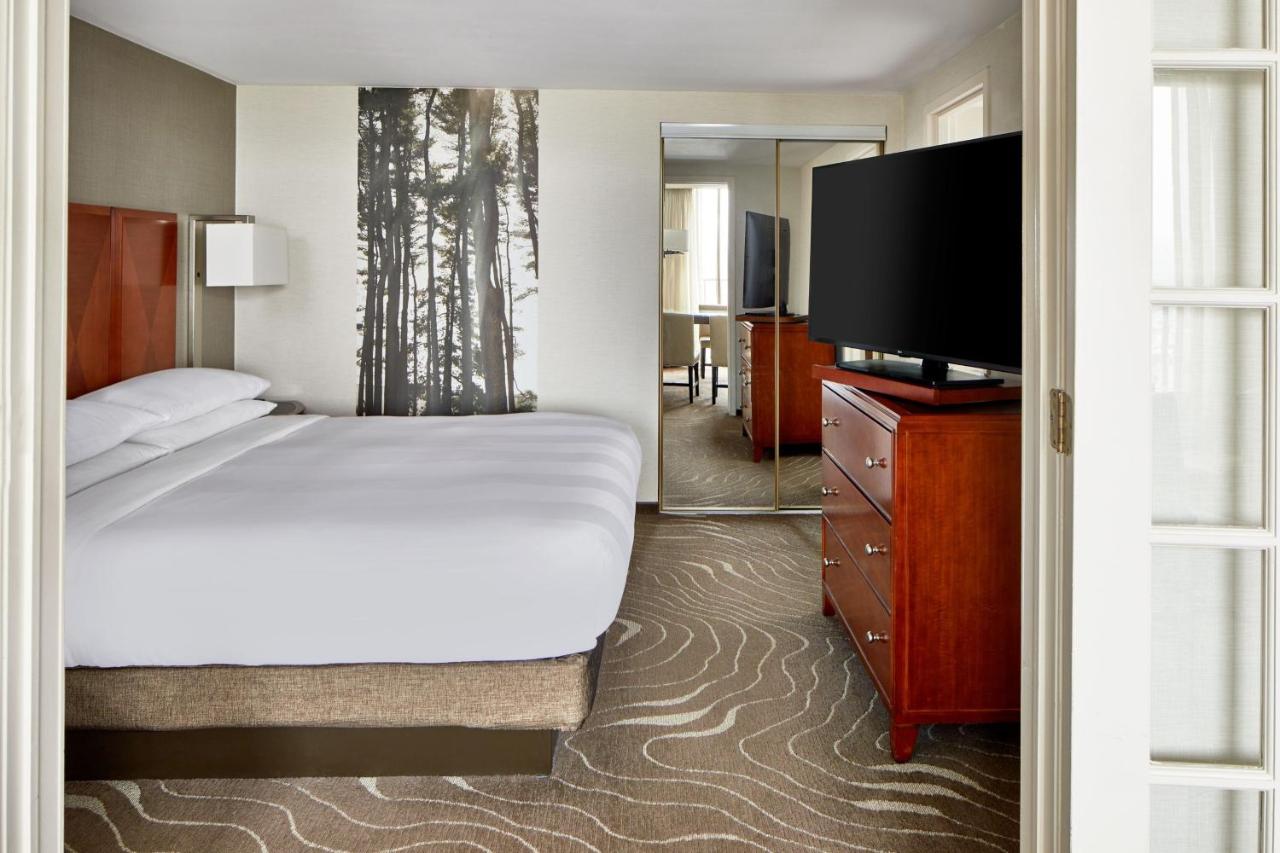 Executive Suite, Concierge level, 1 Bedroom Executive Suite at Detroit Metro Airport Marriott