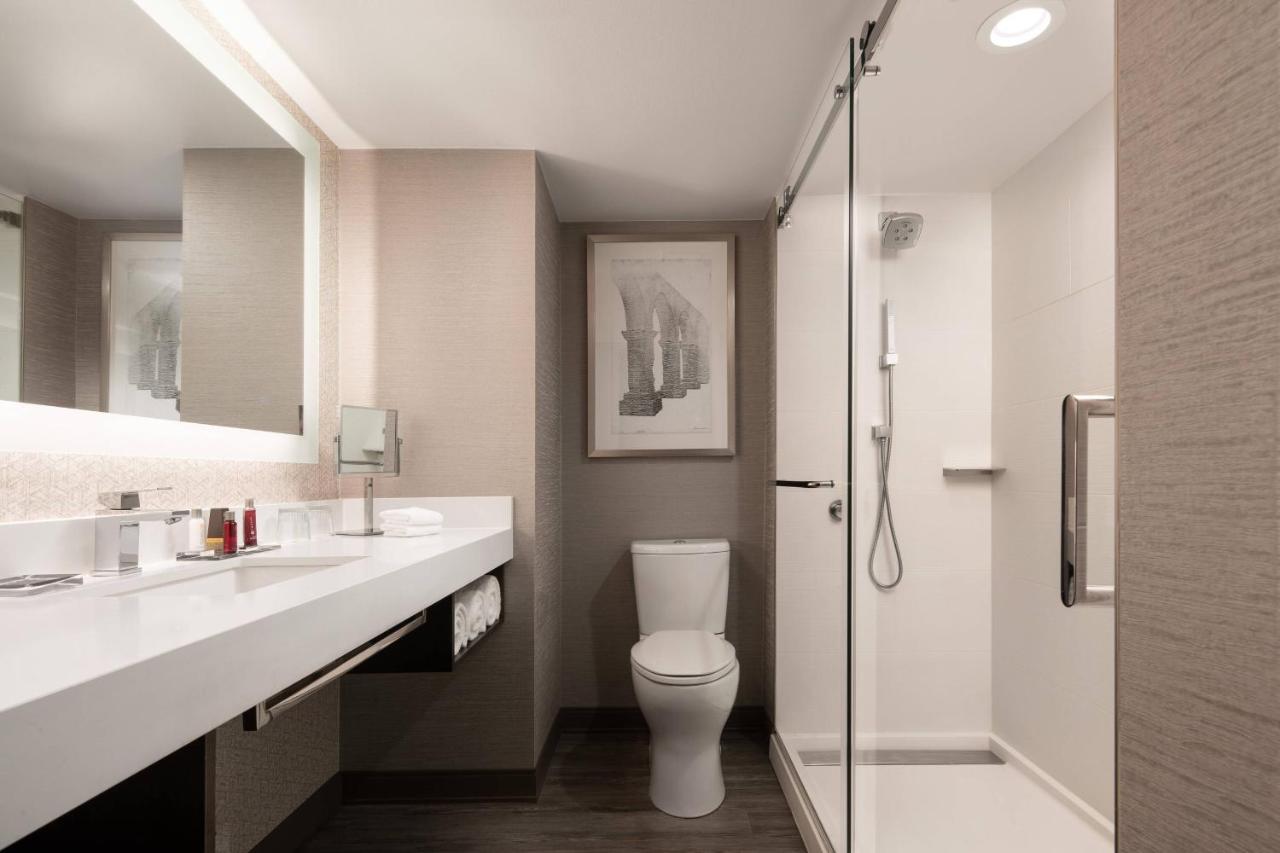 Guest Room, 1 King at Marriott Riverside at the Convention Center