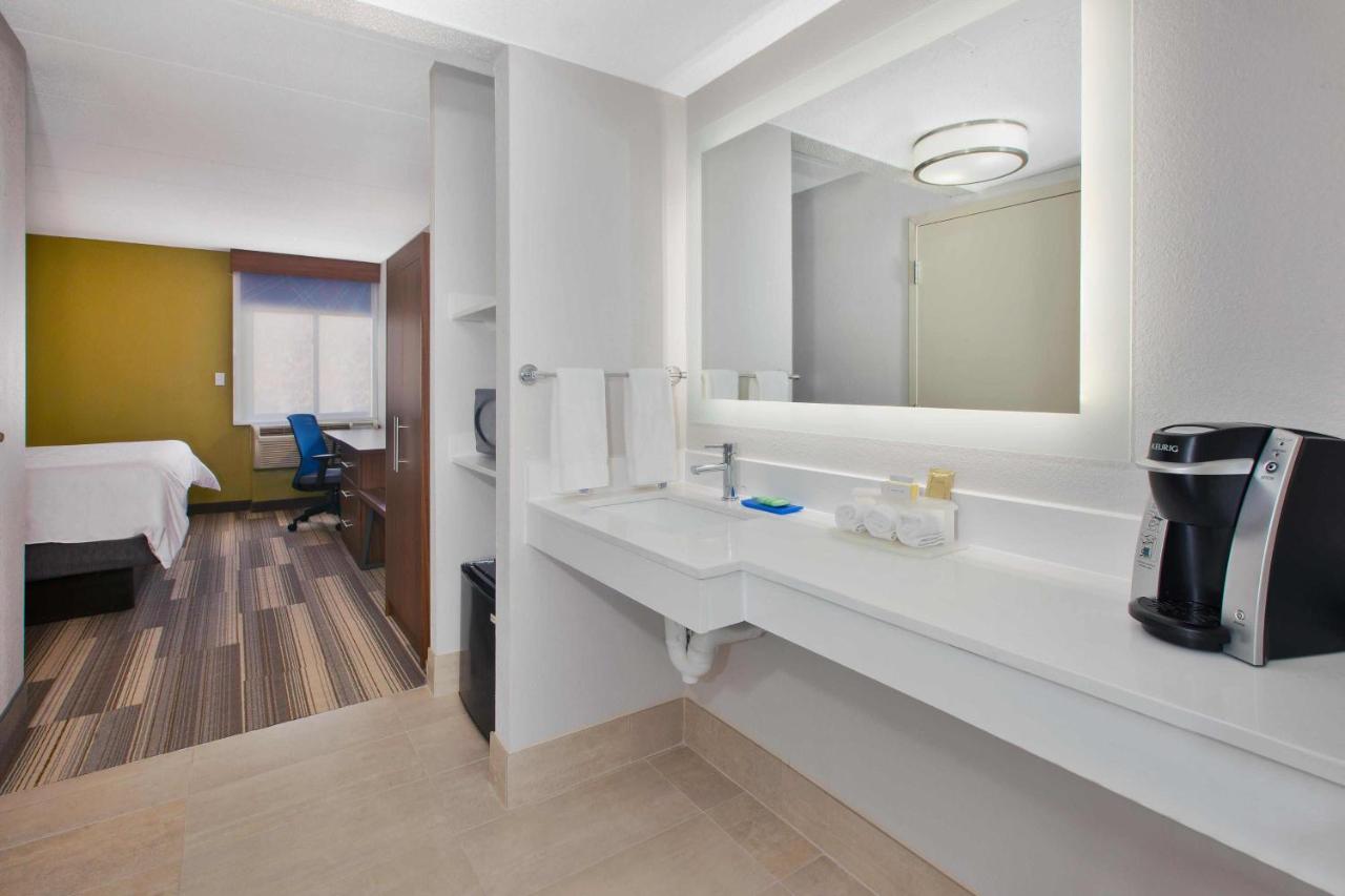 Standard Room at Holiday Inn Express Fairfax - Arlington Boulevard by IHG