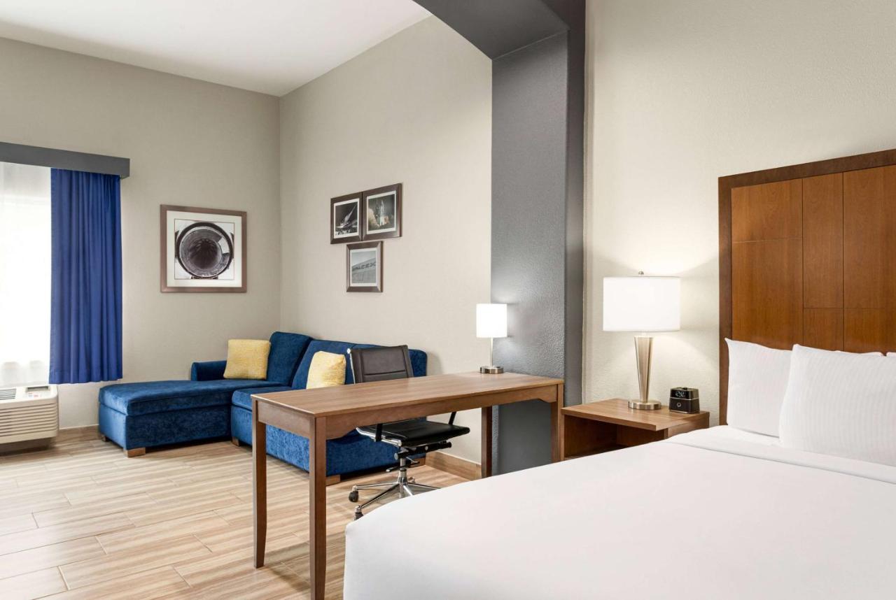 Executive King Room at La Quinta Inn & Suites by Wyndham Brownsville North