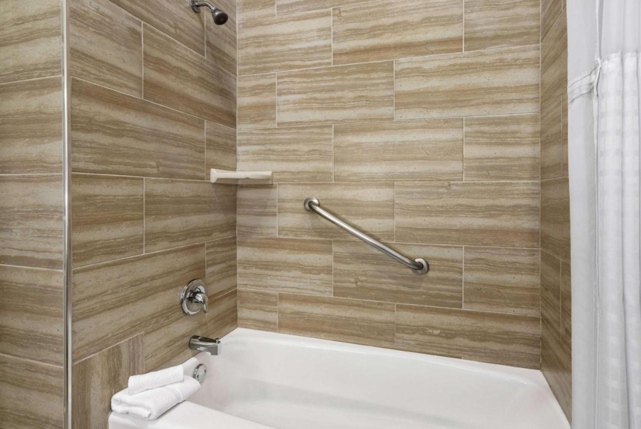 King Room with Bath Tub - Mobility Accessible/Non-Smoking at La Quinta Inn & Suites by Wyndham Brownsville North
