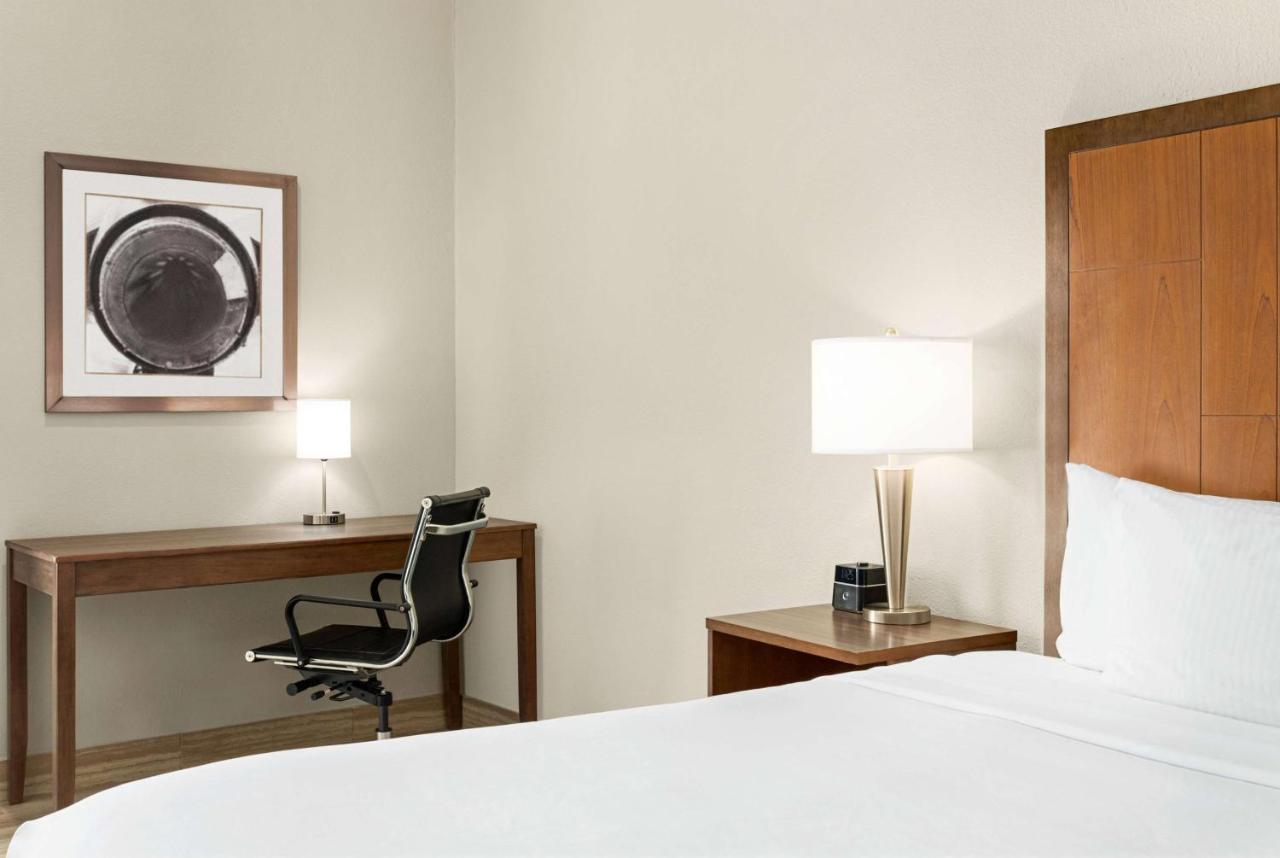 Deluxe King Room at La Quinta Inn & Suites by Wyndham Brownsville North