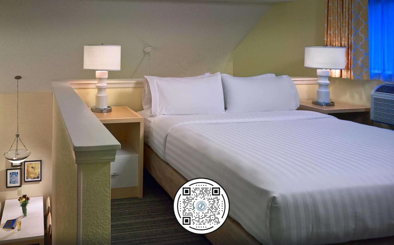 Queen Studio at Sonesta Simply Suites Memphis East Poplar Pike 